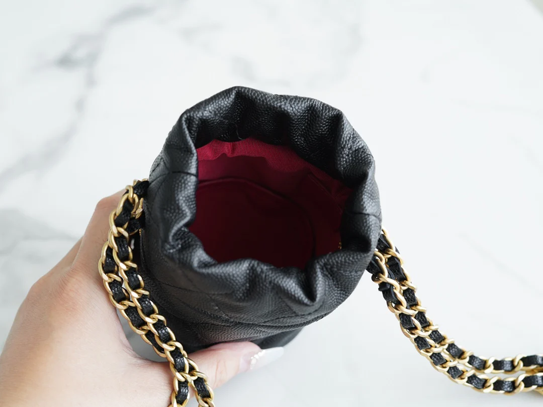 Новинка сезона осень/зима 2022 от Chanel - сумка-ведро для монет.