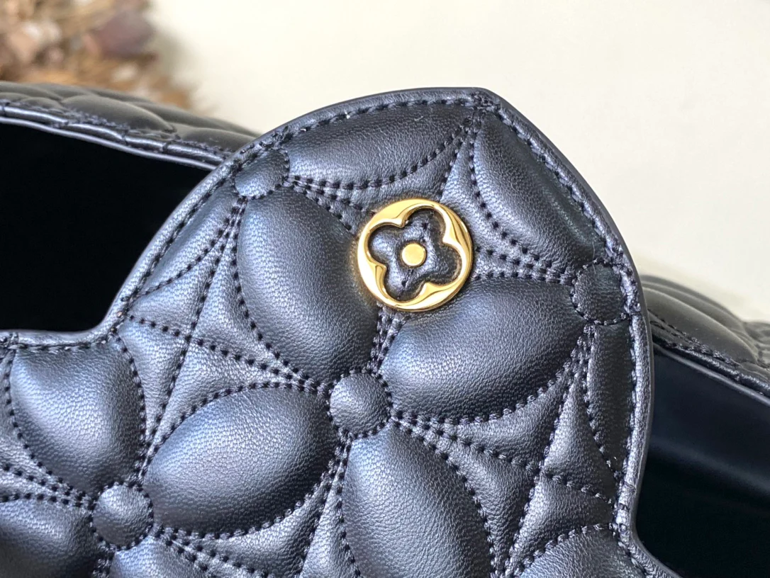 Маленькая сумка LV Clover Chain - черная