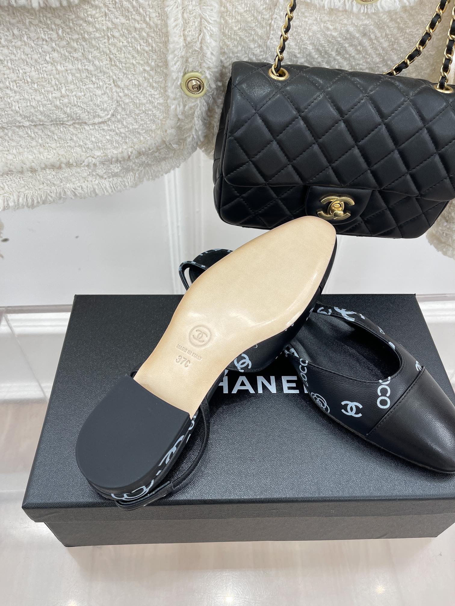 Новинка весны 2023 года от Chanel - Сандалии с принтом и открытой пяткой - Черные