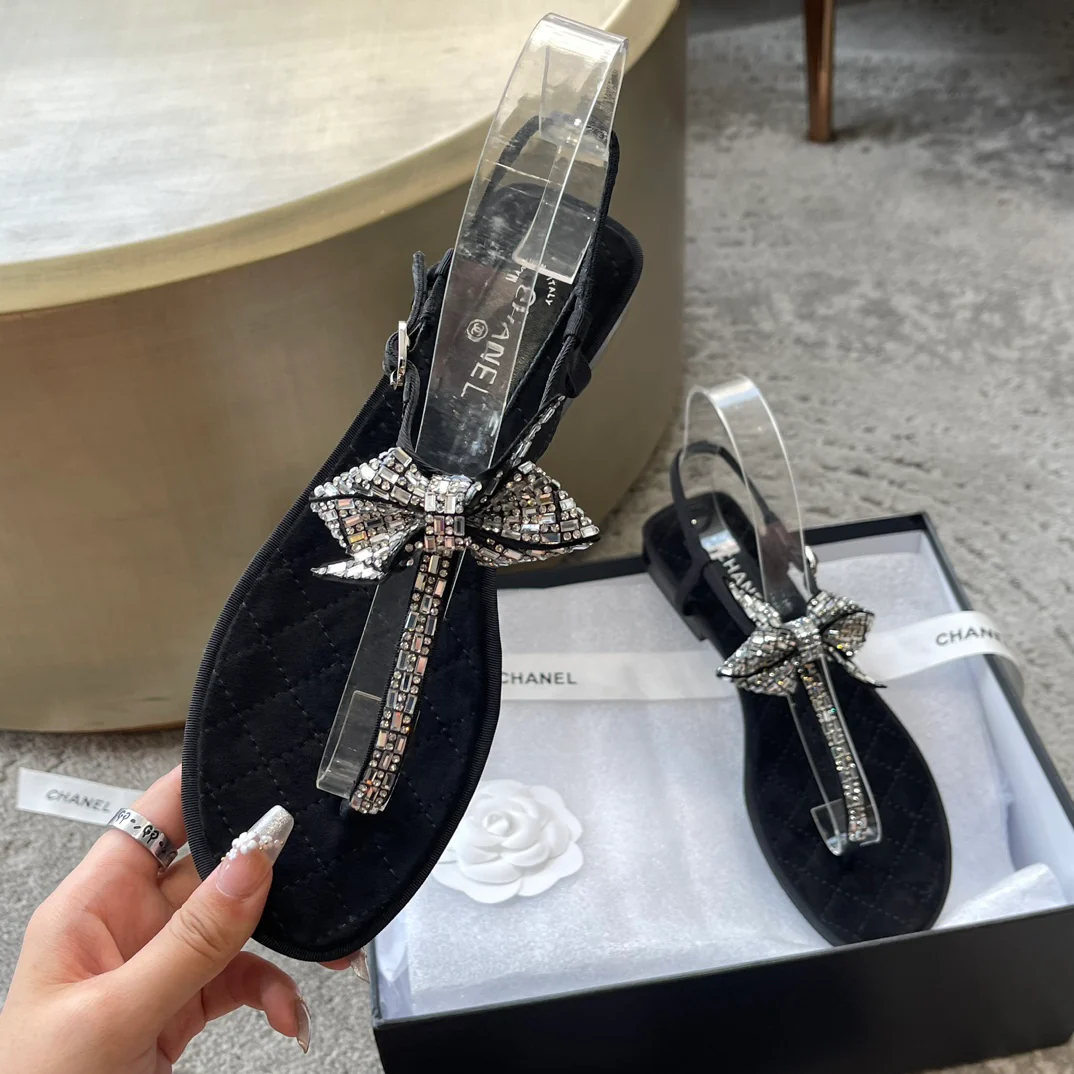 Новинка сезона весна/лето 2023 от Chanel - Сандалии-вьетнамки с бантом из хрустальных страз - Черные
