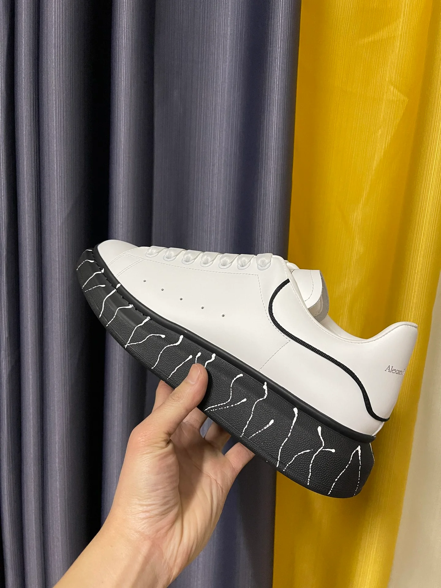 Классические белые кроссовки McQueen - унисекс - полностью белая кожа - белые граффити на черной основе