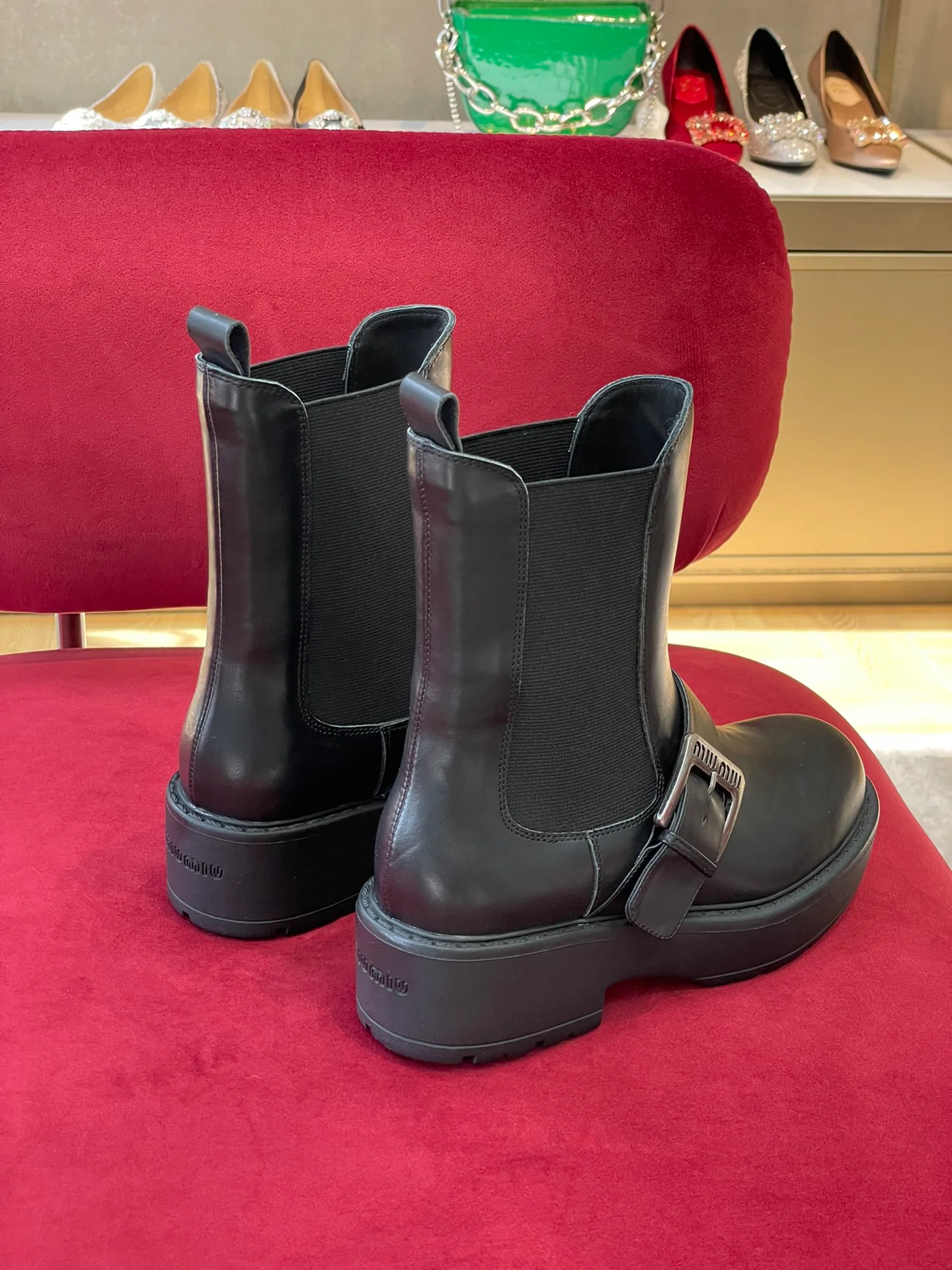 Новинка сезона осень/зима 2022 от Miu Miu — ботинки челси.