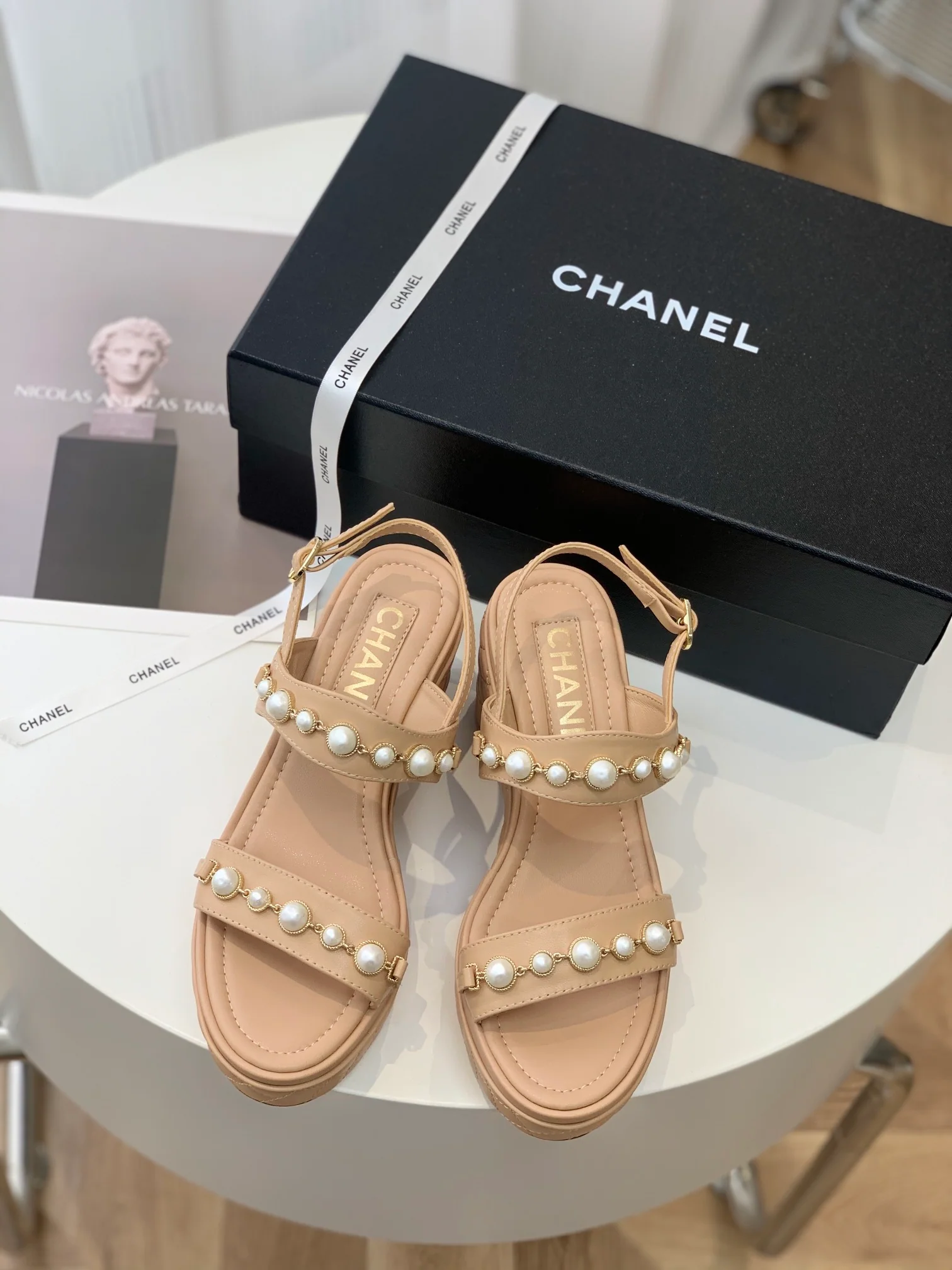 Новинка 2023 года от Chanel - Стеганые сандалии на платформе - Абрикосовый цвет