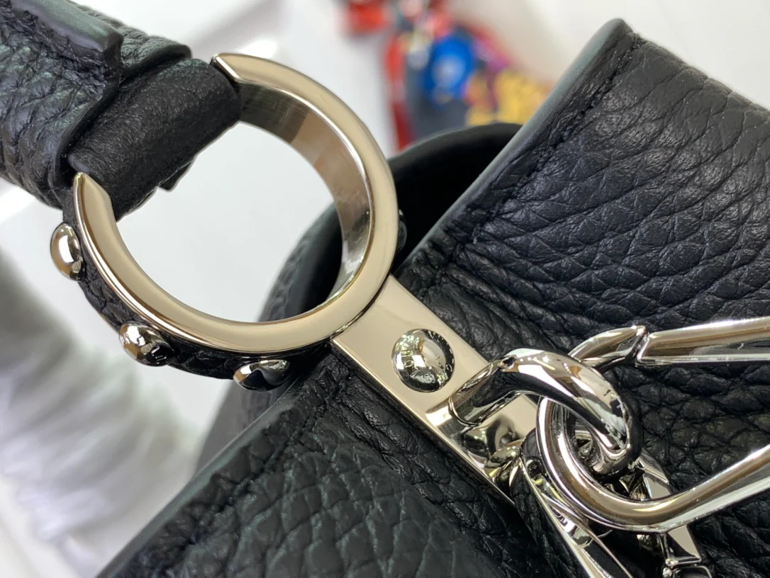 Миниатюрная кожаная сумочка LV Capucines с жемчужной цепочкой - черная