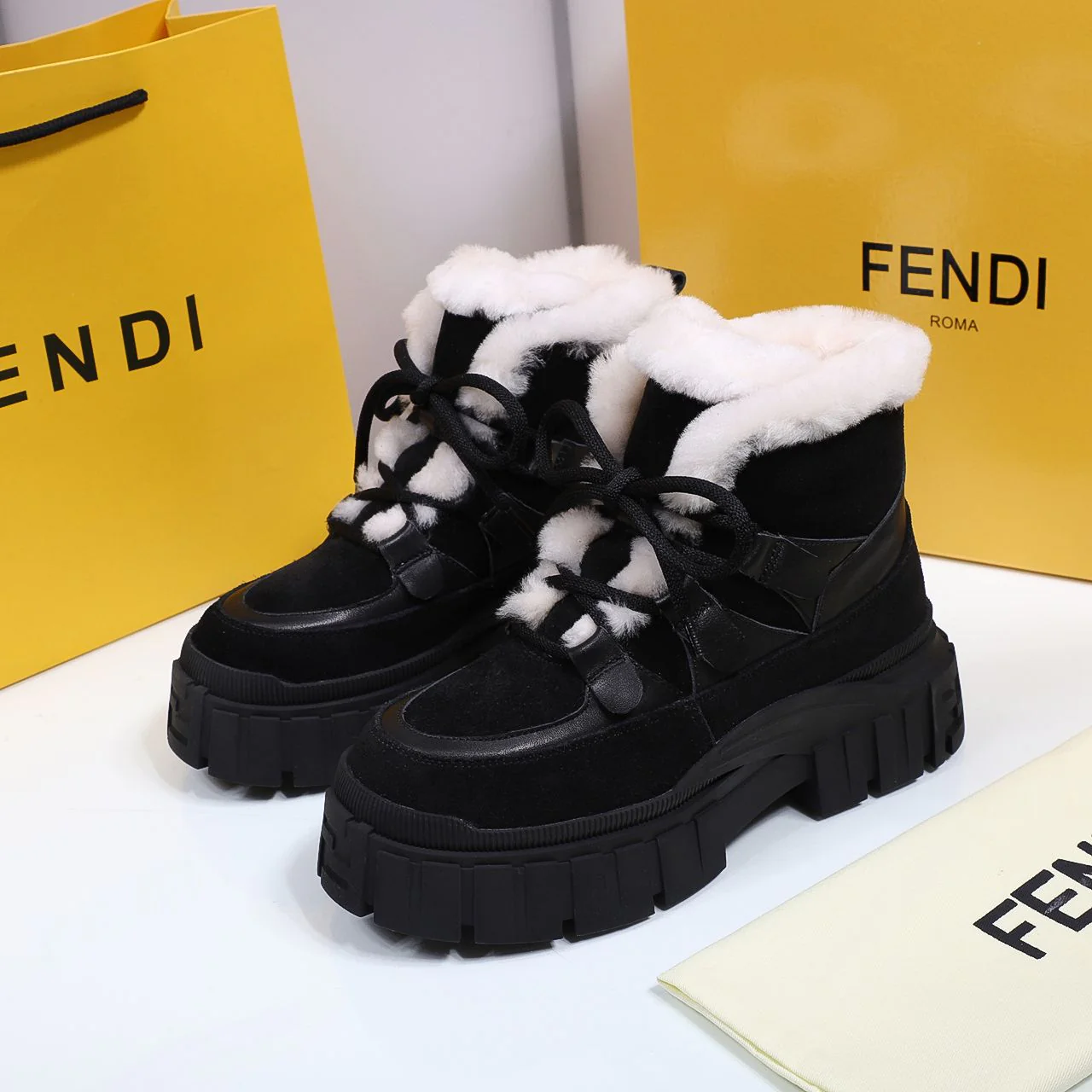 Fendi - Меховые сапоги - Черные