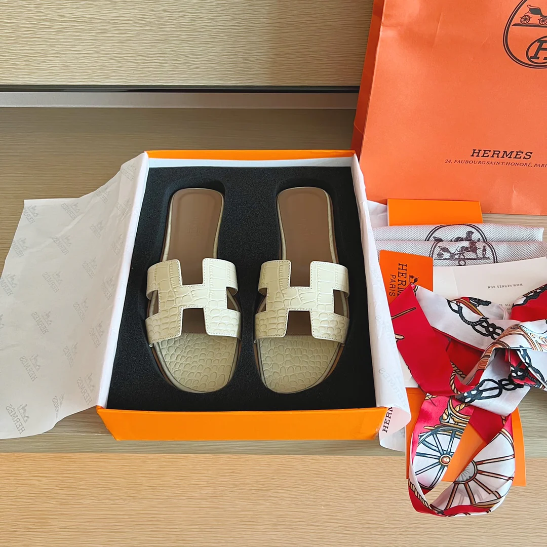 Сандалии Hermes на плоской подошве с крокодиловым принтом