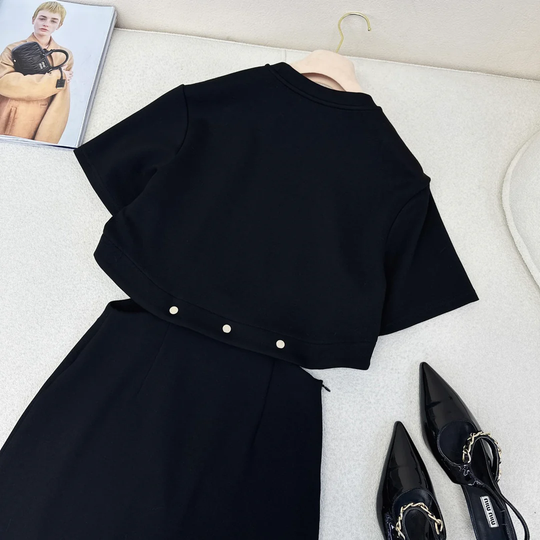 Miu Miu - 2404-24ss Весна/Лето Новинка Укороченное платье с короткими рукавами, которое можно носить как в сложенном, так и в раскладном виде - Черное