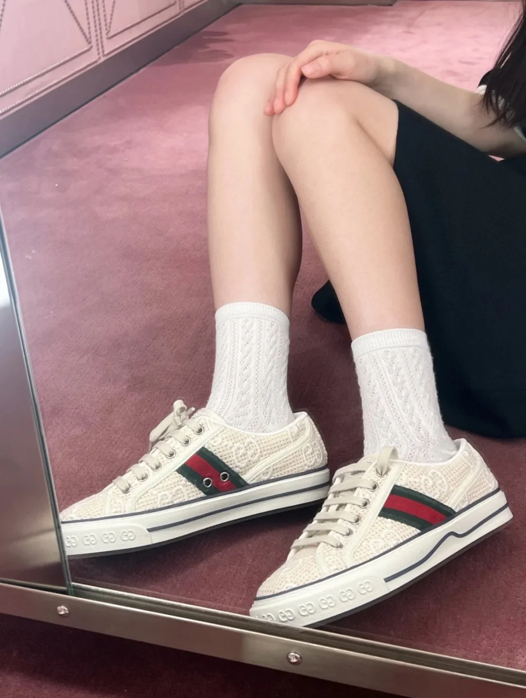 Новые поступления коллекции Gucci весна/лето 2023 - Классическая коллекция 1977 года - Туфли из парусины - Парный стиль - Фотографии в одежде