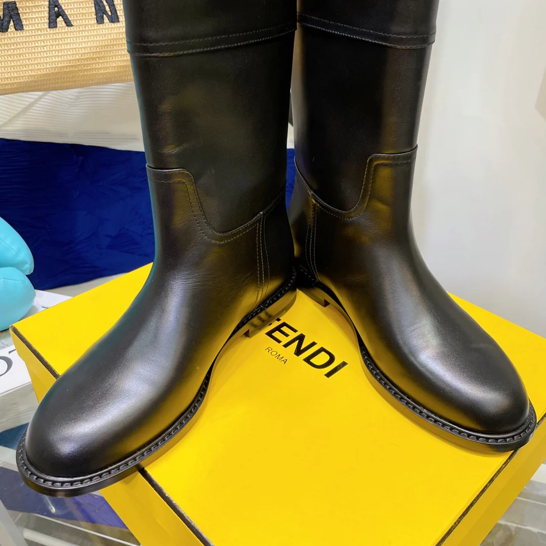 Кожаные сапоги Fendi до середины икры