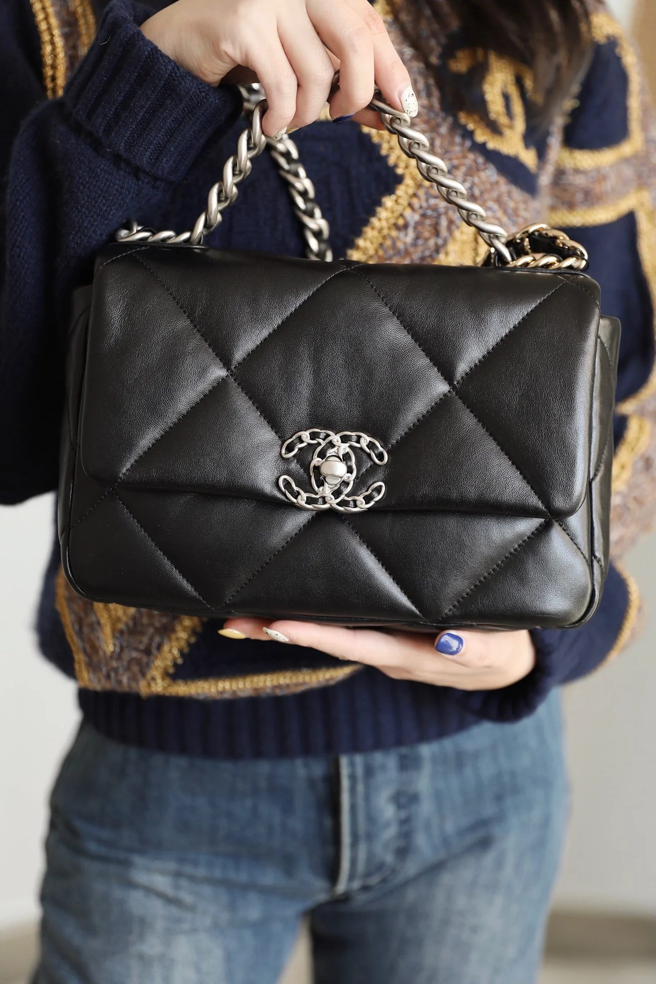 Коллекция Chanel ?Ранняя весна 2022? — сумка № 19 — черная с серебристой фурнитурой — маленькая.