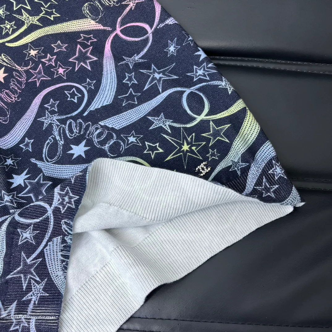 Топ с короткими рукавами из трикотажа с принтом из коллекции Chanel 2403 Comet.