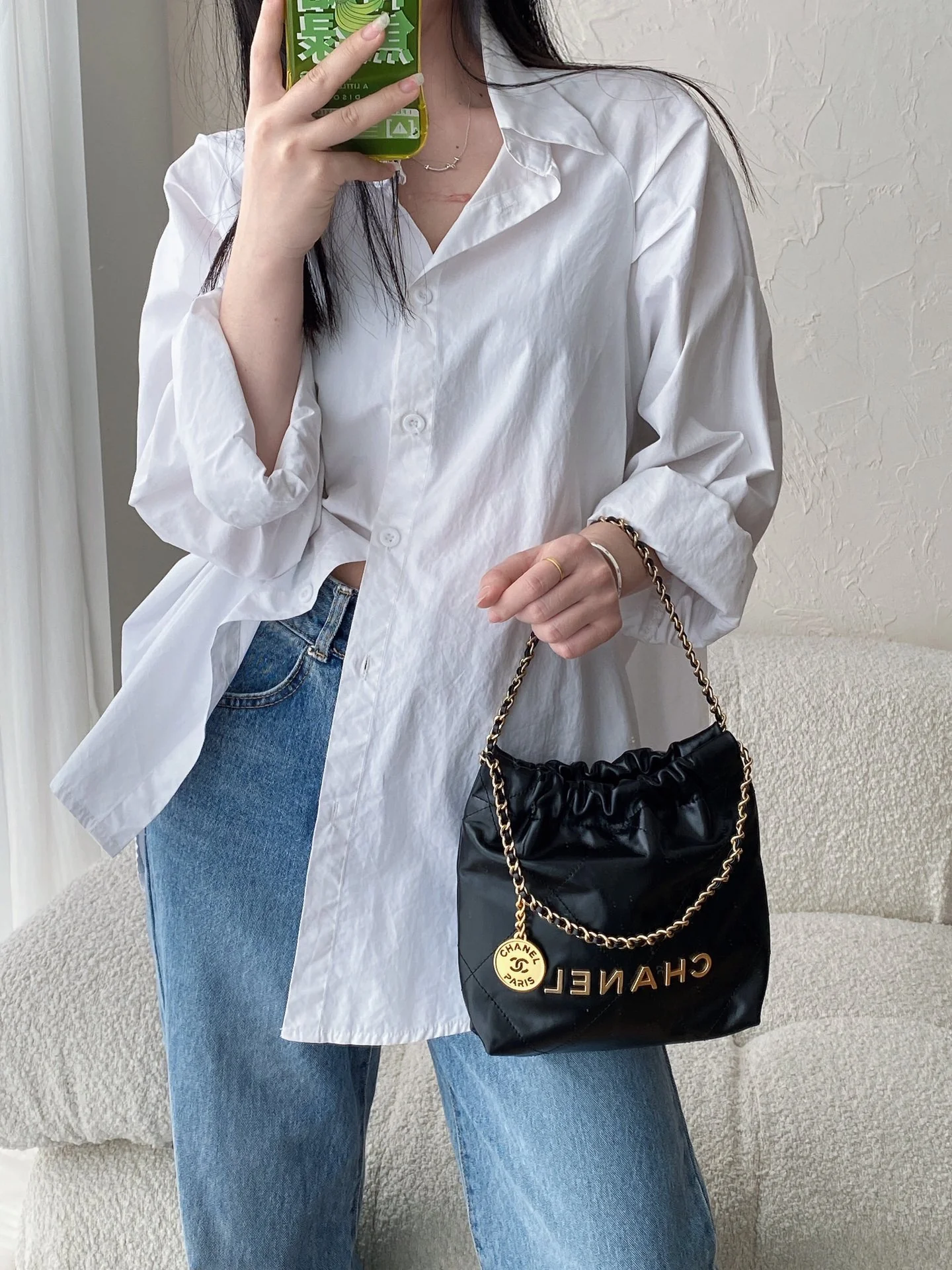 Новинка сезона весна/лето 2023 от Chanel - сумка 22 - мини - черно-золотая - фото в действии.