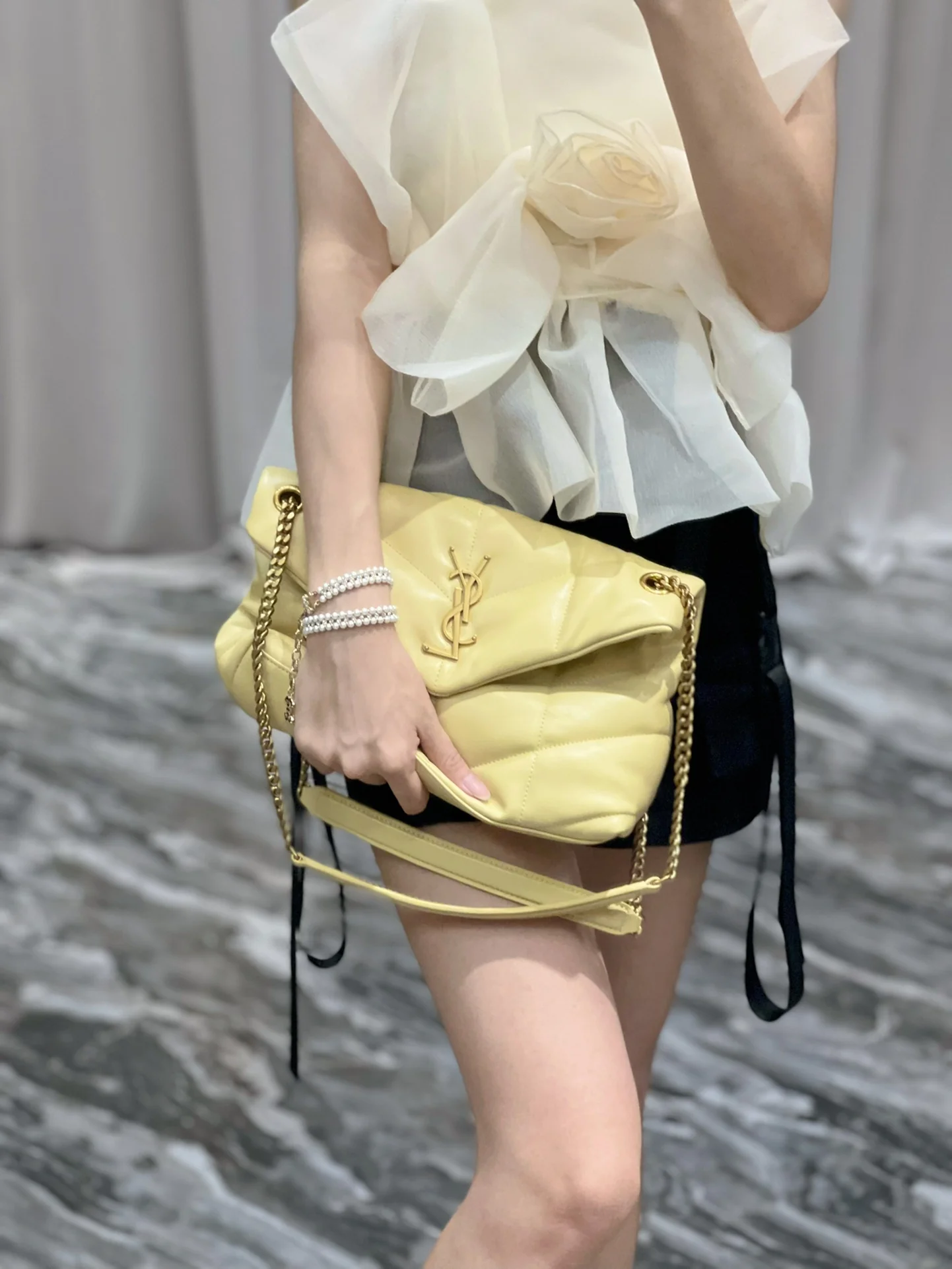 Стеганая сумка YSL из овечьей кожи — светло-желтая с золотой фурнитурой — овечья кожа — 29 см — На фото: сумка в носке