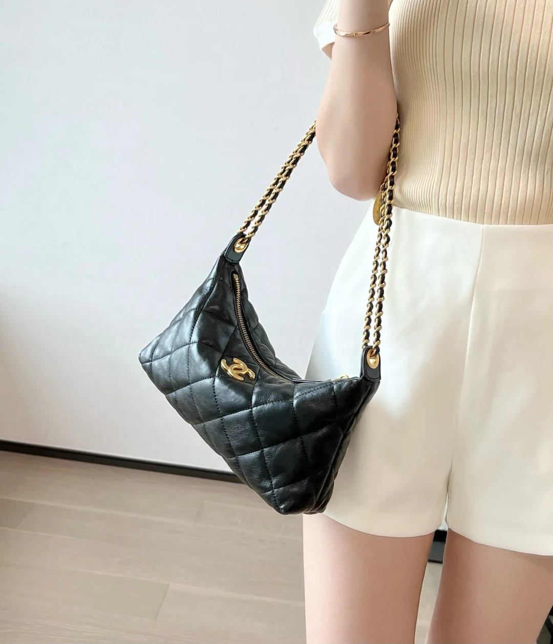 Chanel - ??? - Сумка-мешок на цепочке с монетами - Черная с золотой пряжкой