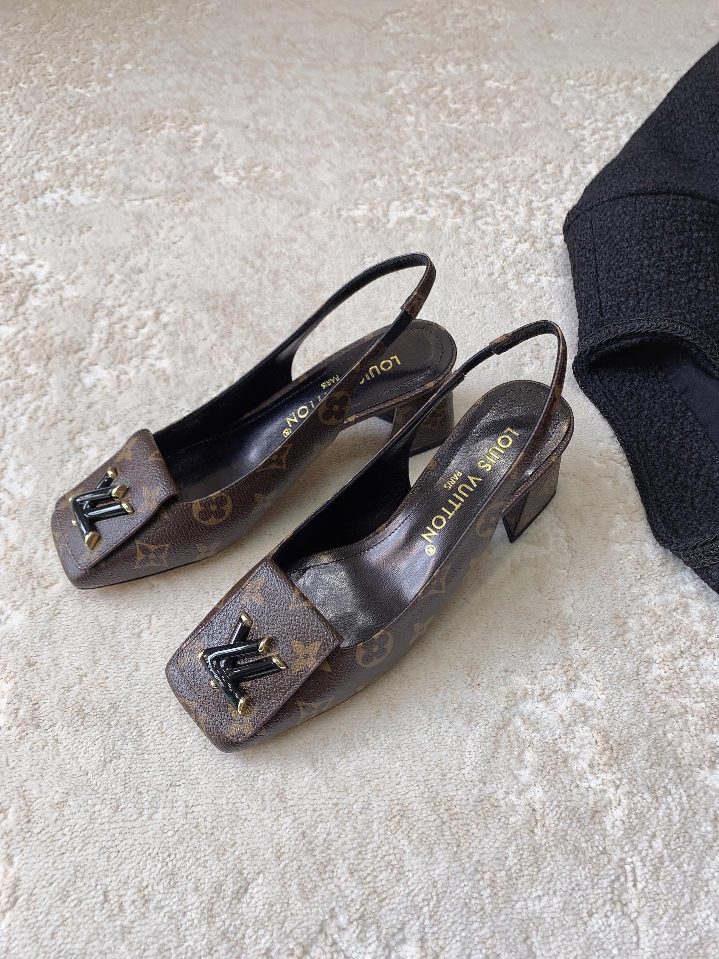 Новинка сезона весна/лето 2023 от LV - Туфли на низком каблуке с закрытым носком - Черный монограммный узор