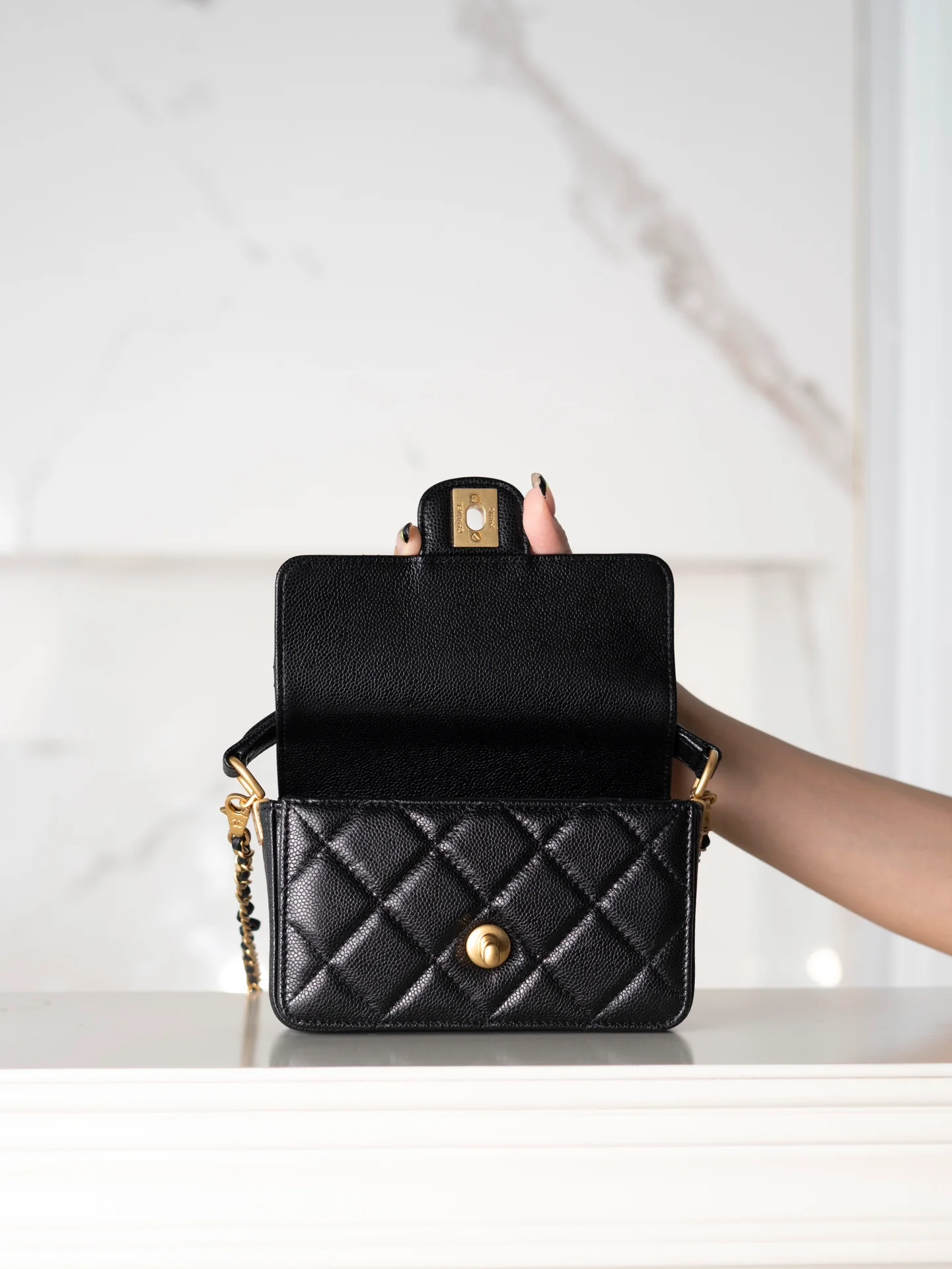 Мини-сумочка Chanel с клапаном и ручкой - черная