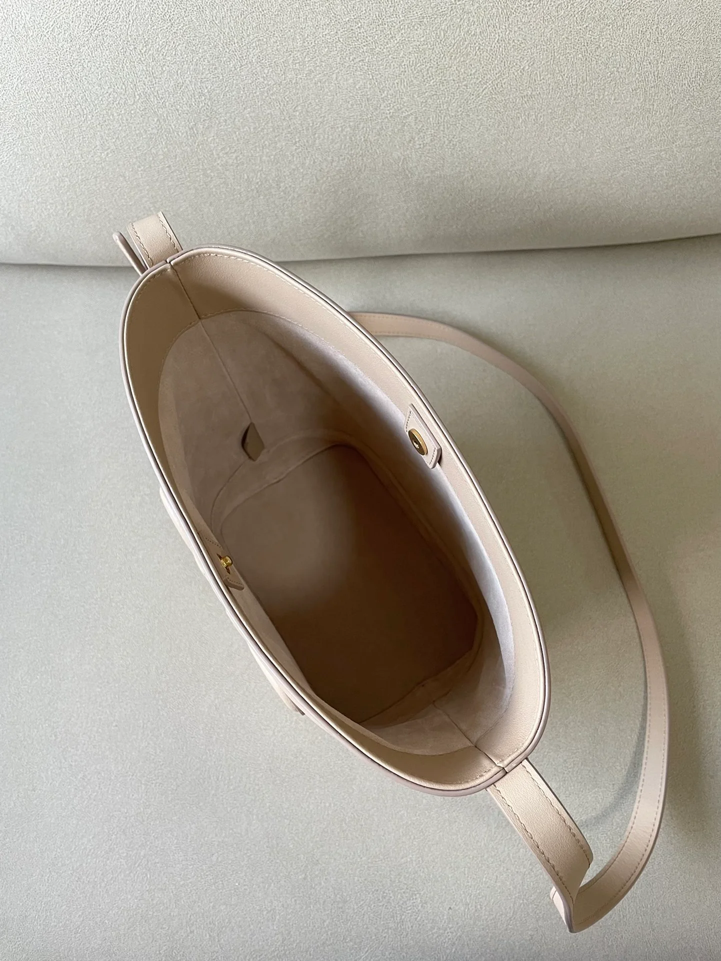 Маленькая белая кожаная сумка-ведро Celine Cuir Triomphe