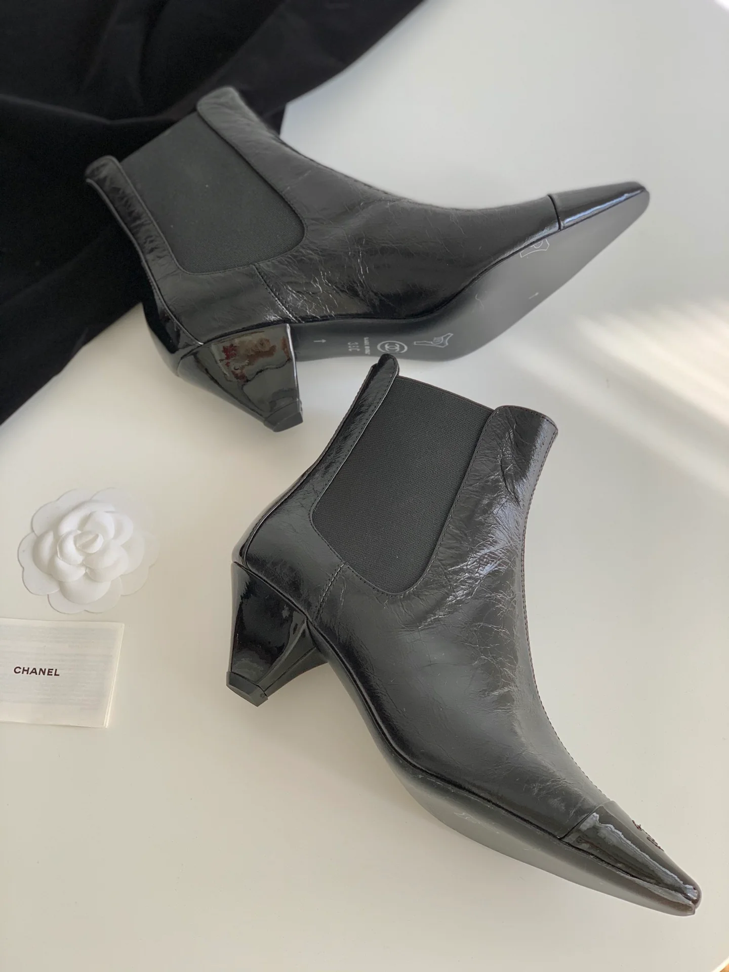 Новинка сезона осень/зима 2023 от Chanel - Ботильоны из овечьей кожи с квадратным носком и массивным каблуком - Матовый черный