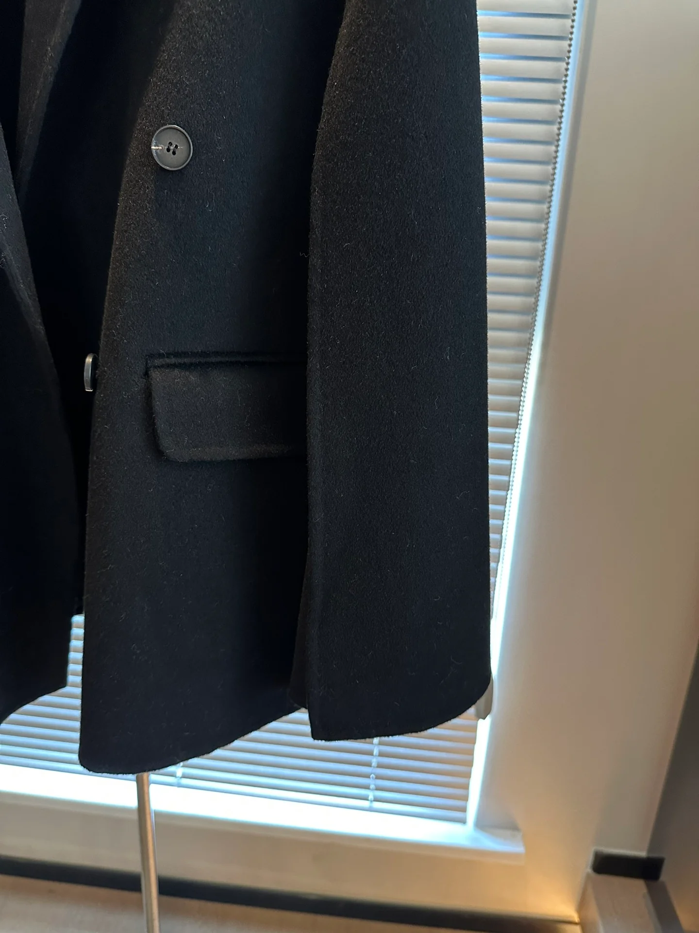 Chanel 2403 - Элегантный шерстяной костюм с высококачественной накидкой - Черный