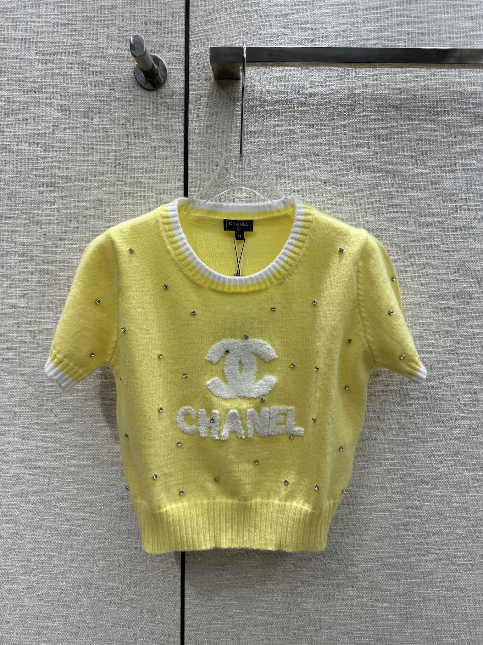 Chanel 2403 - Желтый вязаный свитер с двойным логотипом C на груди