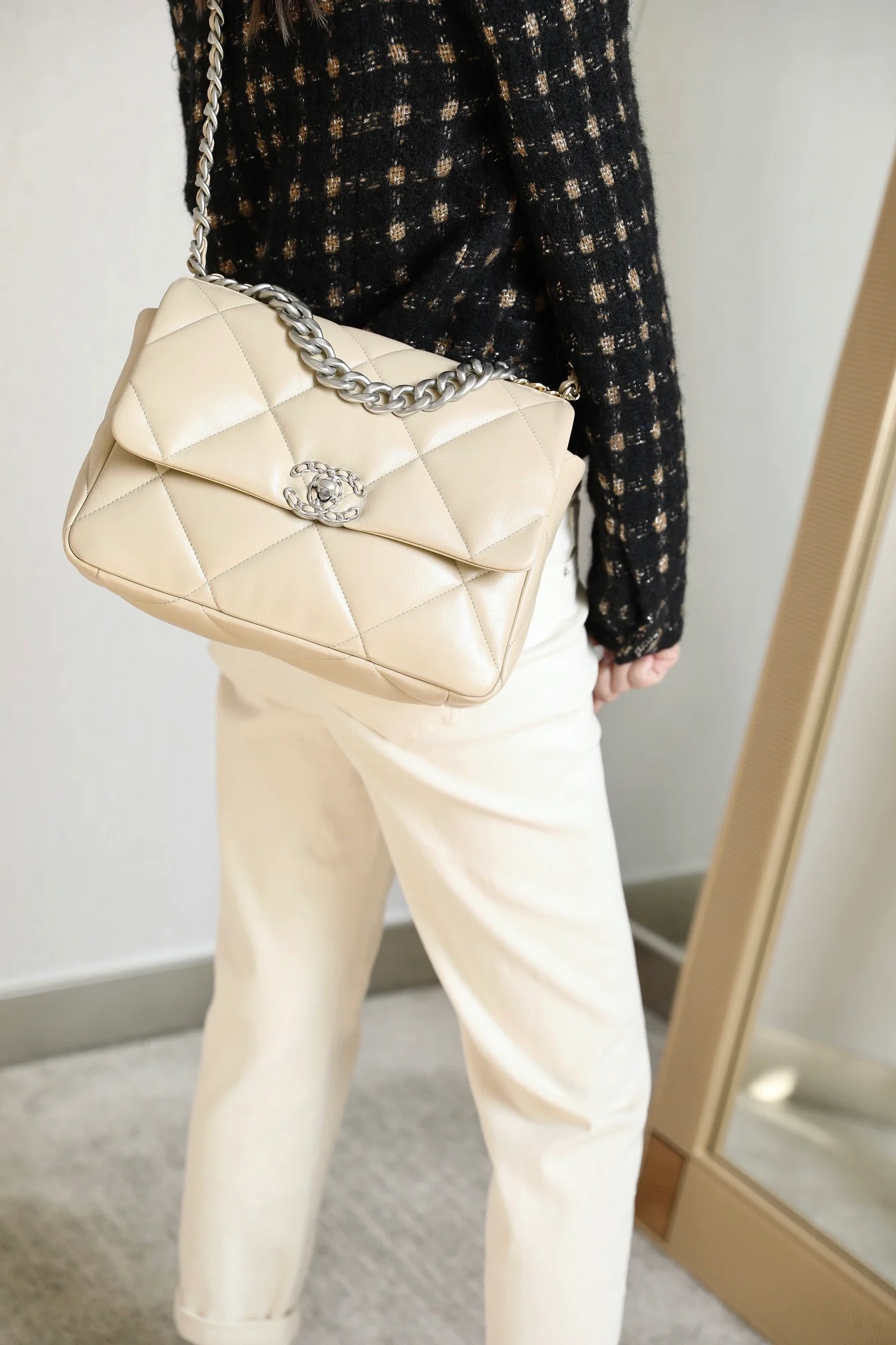 Сумка Chanel 19 — абрикосовый цвет, серебряная пряжка — размер Medium — на фото.