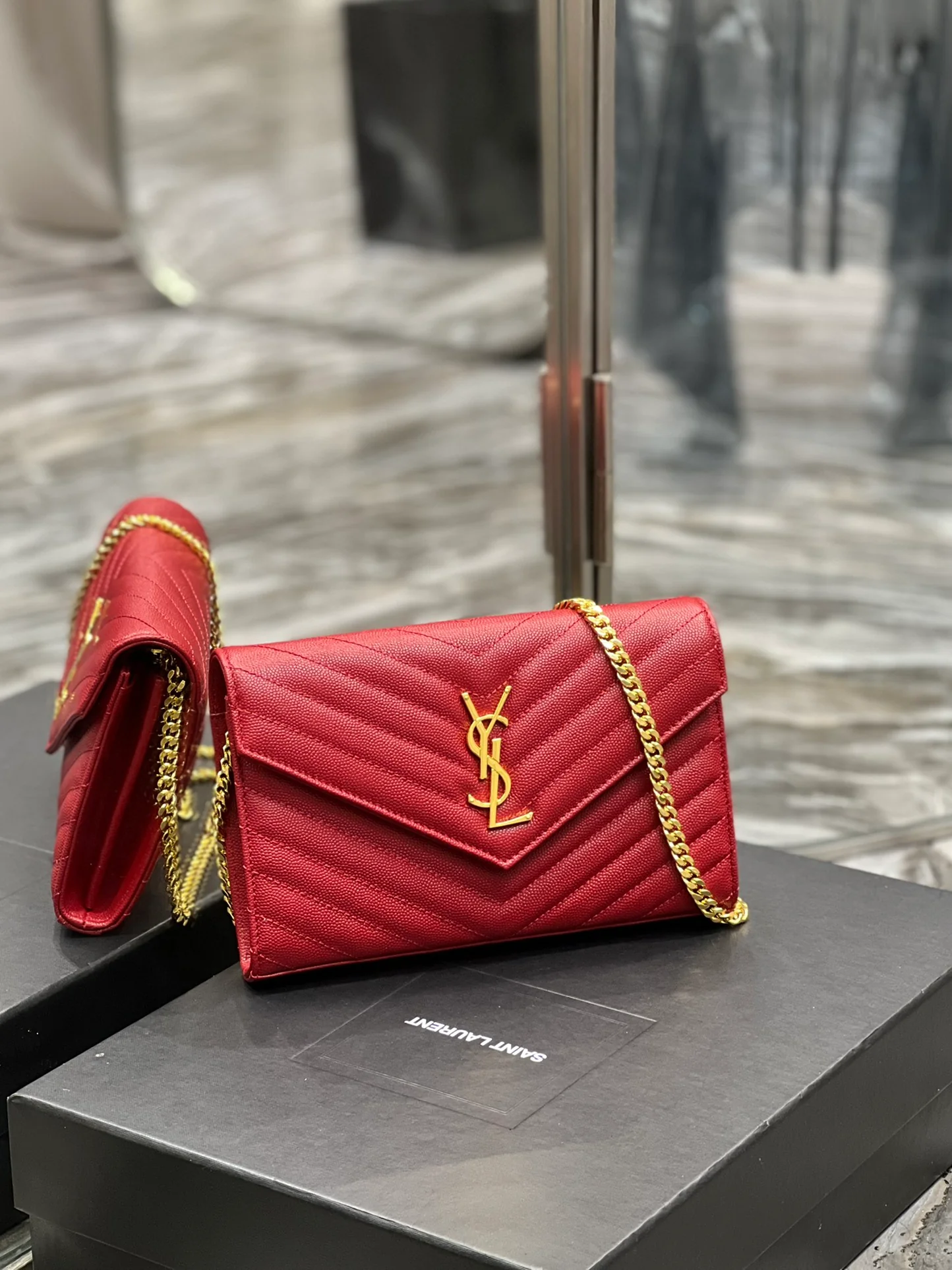 Сумка YSL Laurent из икорной кожи - красная.