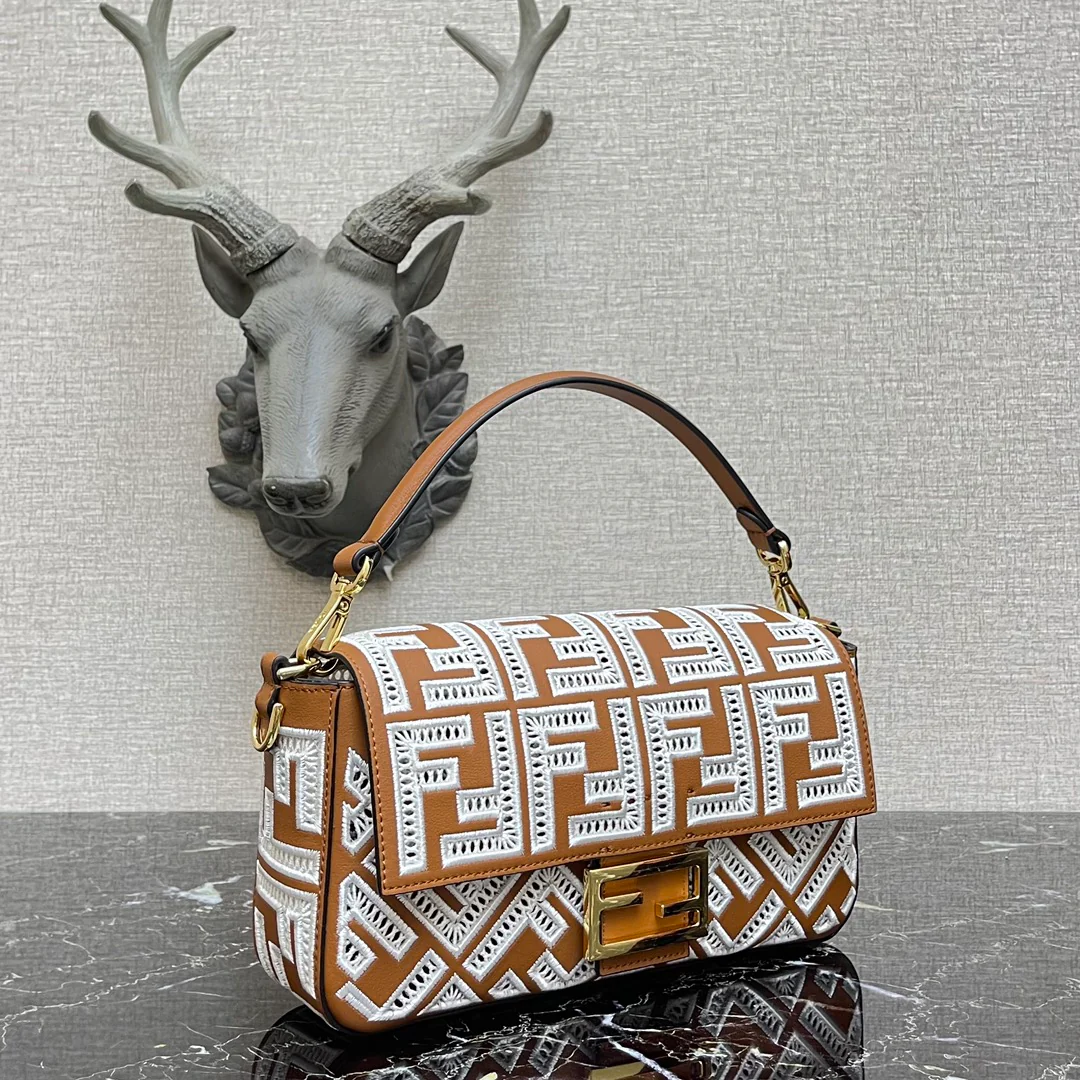 Сумка-багет Fendi Baguette Medium из коричневой кожи с кружевом.