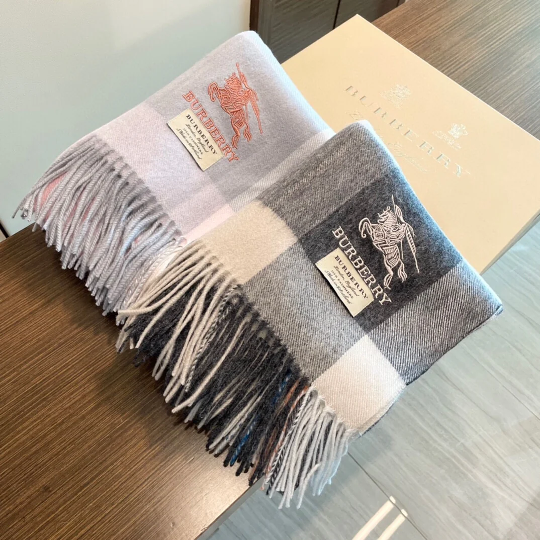 Шарф Burberry из овечьей шерсти с вышивкой в ??виде лошади — можно носить как шаль.