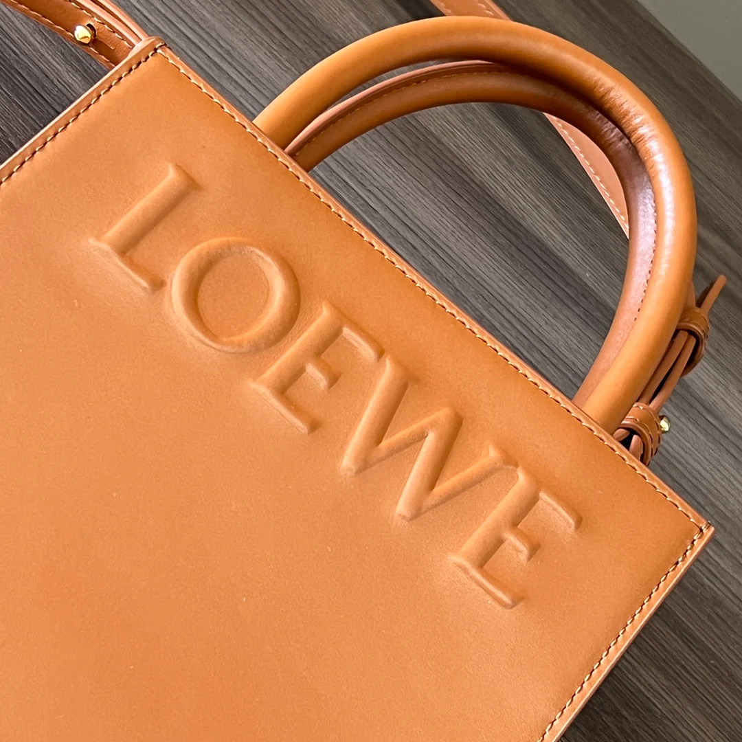 Сумка-тоут Loewe Standard A5 — глянцевая телячья кожа — маленькая — коричневая