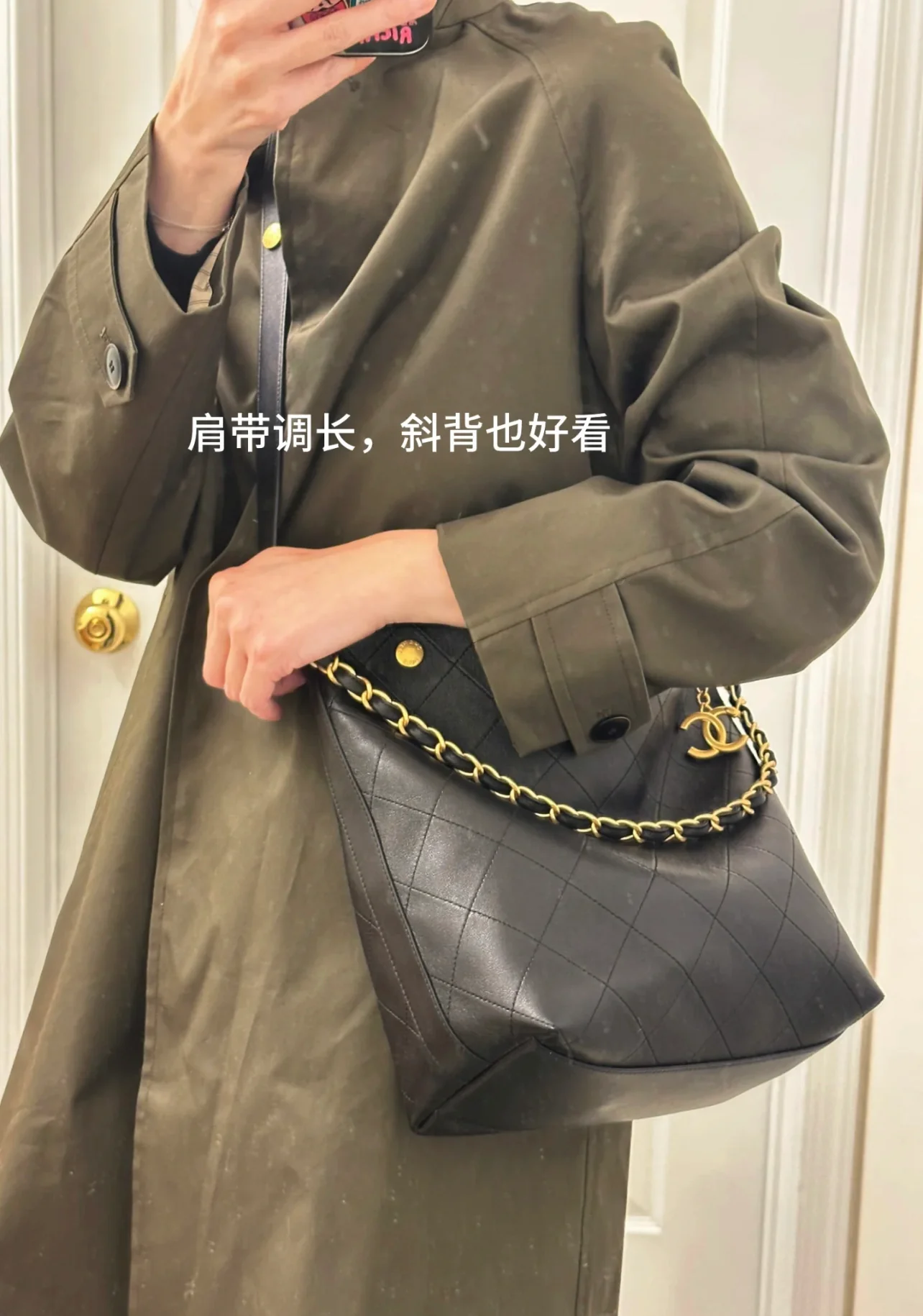 Сумка Chanel в стиле хиппи с золотой монетой 25 пенсов — черно-золотая.