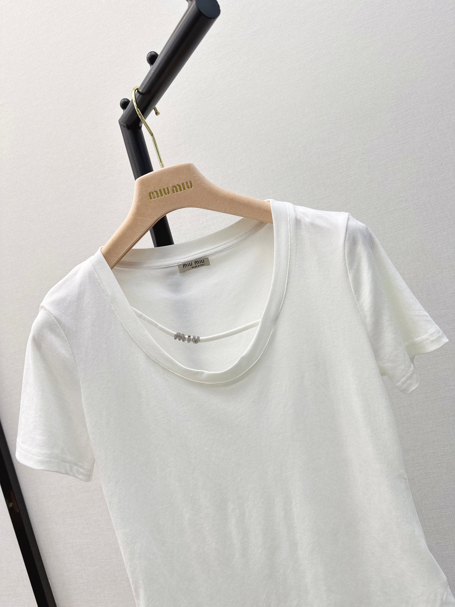 Miu Miu-2404 - Весенне-летняя новинка. Чистая и привлекательная облегающая футболка с U-образным вырезом, белая.