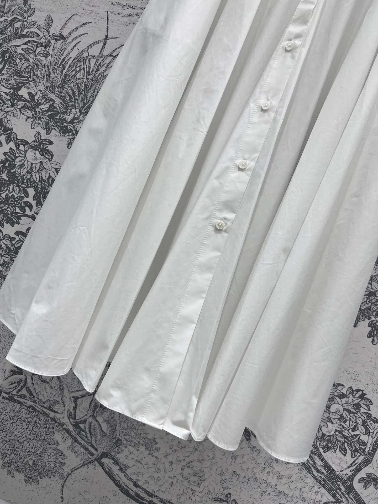 Платье Miu Miu в стиле преппи из коллекции Весна/Лето 2024 с воротником-шалью и пуговицами — белое.