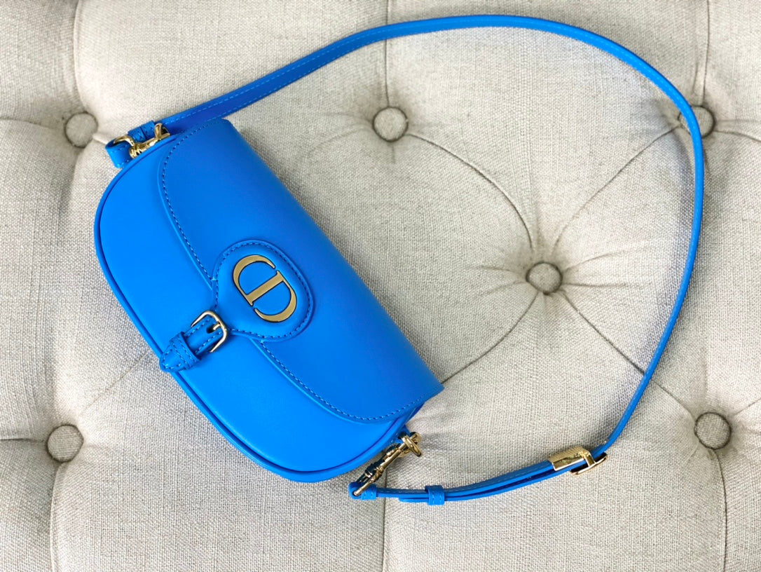 Сумка Dior Bobby Series East-West-Underarm Bag в цвете Lake Blue.