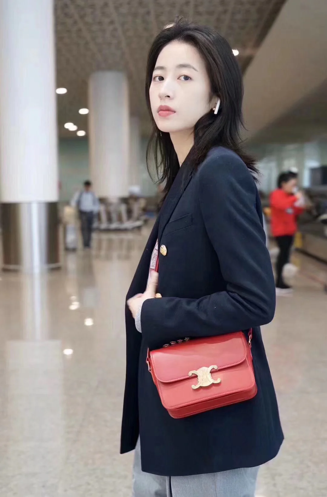 Сумка Celine Triomphe Classic из глянцевой телячьей кожи — красная.