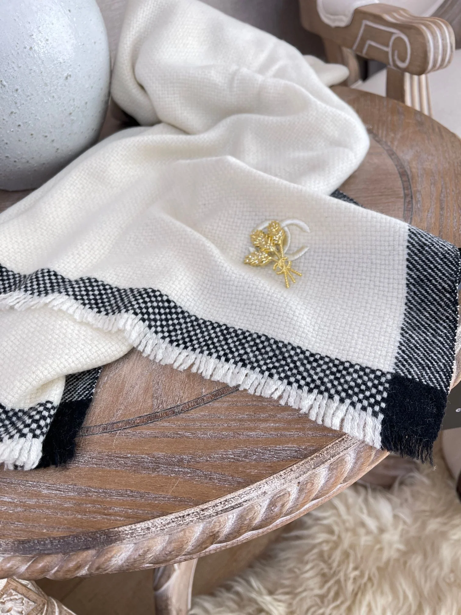 Chanel - Ультратеплый шарф из высококачественного кашемира - В комплекте с брошью в виде колосьев пшеницы - 60 см - 180 см - 2 см