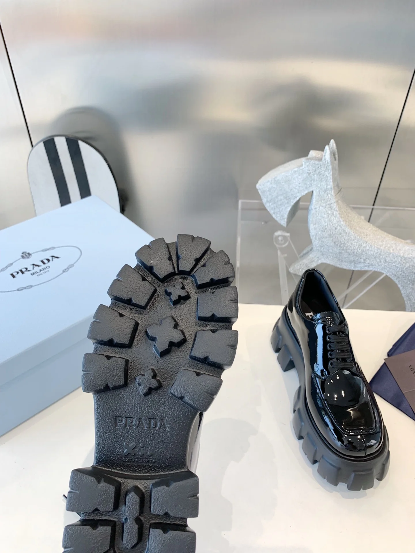 Лоферы Prada Gear на шнуровке - черные