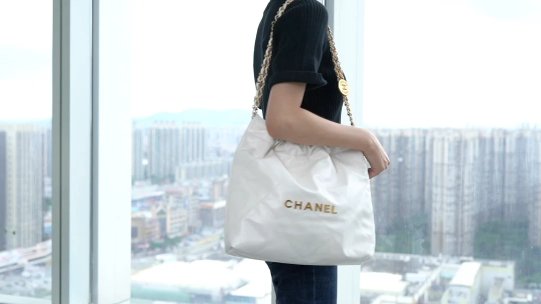 Сумка Chanel 22p 22bag, маленькая, белая, с золотой пряжкой.