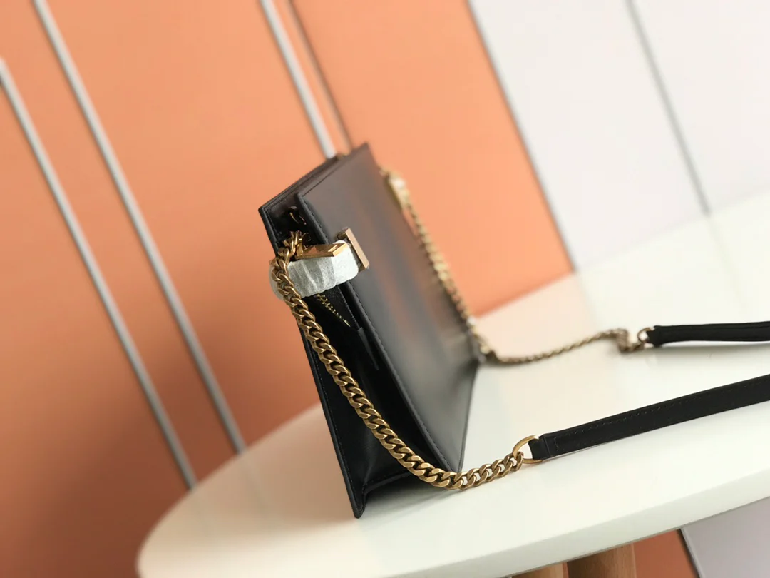 Сумка YSL Manhattan - черная, из овечьей кожи.