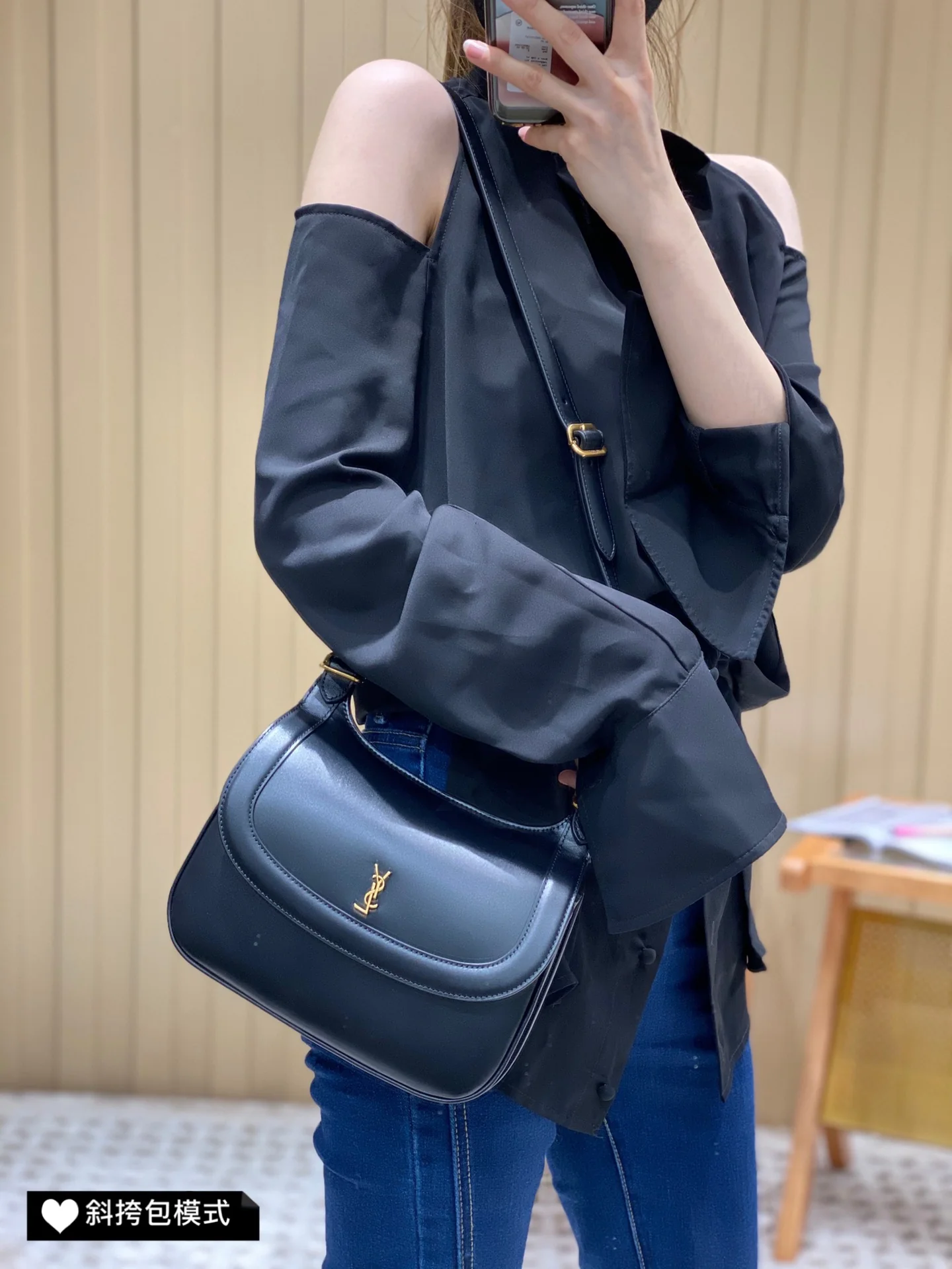 Новинка сезона весна/лето 2022 от YSL - Сумка через плечо/кроссбоди - Фотографии в действии