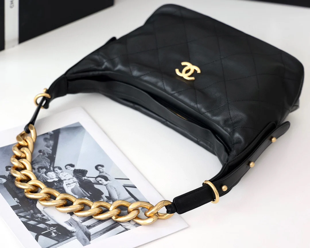 Новая модель Chanel 2022 года - сумка-хобо с массивной цепочкой.