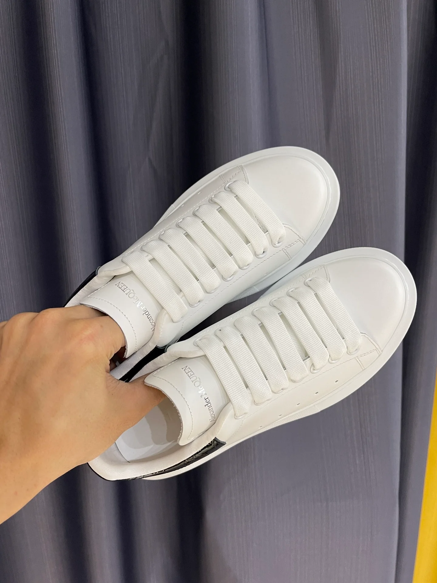 Классические белые кроссовки McQueen - унисекс - каблук с черным крокодиловым рисунком