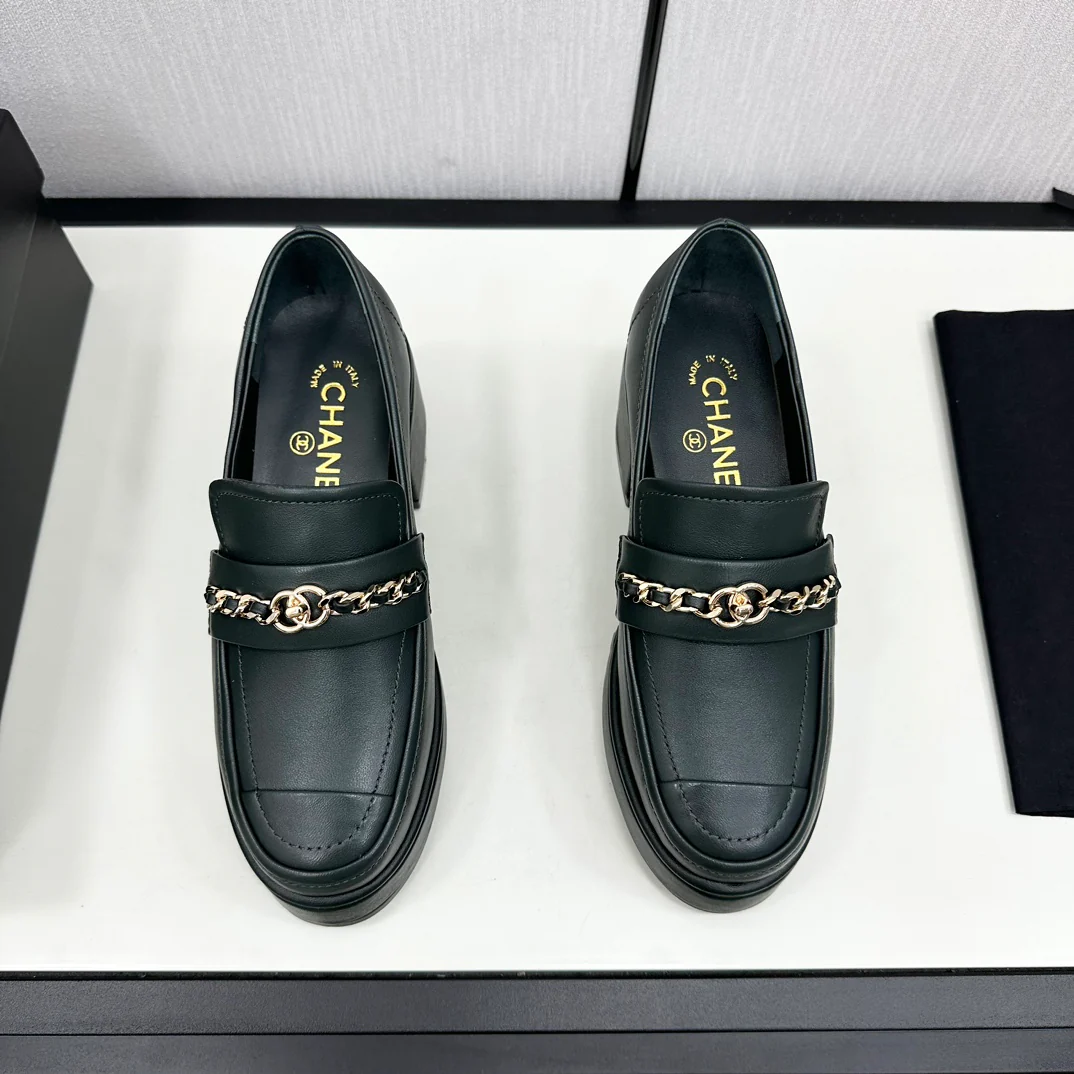Кожаные туфли на платформе Chanel 2024 — темно-зеленые