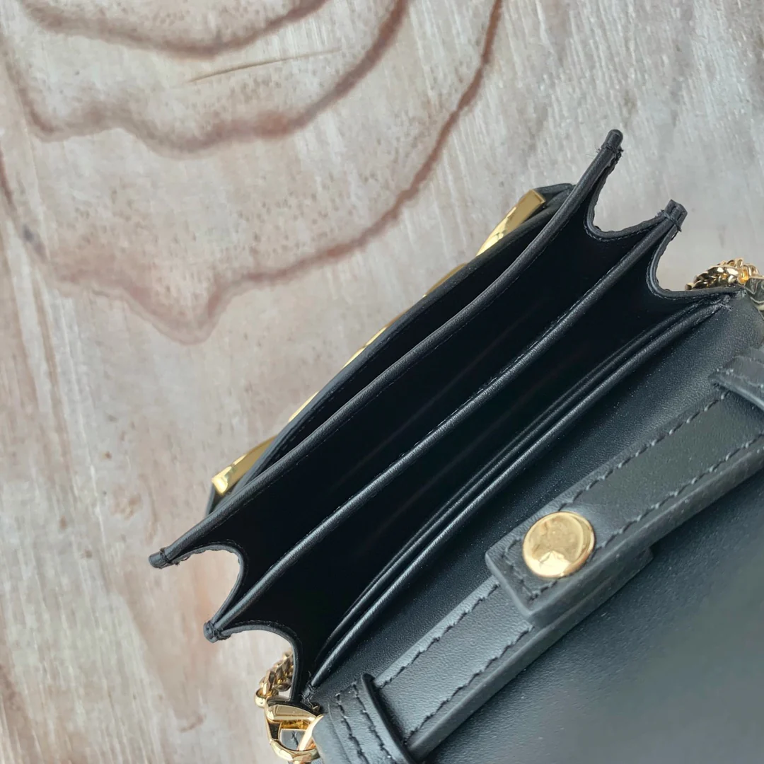 Celine - Держатель для карт на цепочке из глянцевой телячьей кожи