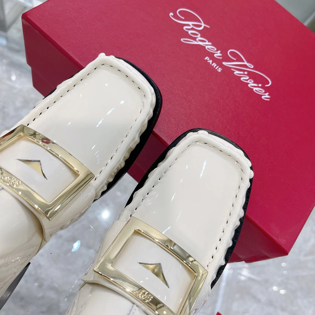 Лакированные ботинки челси с металлическими пряжками — белые.