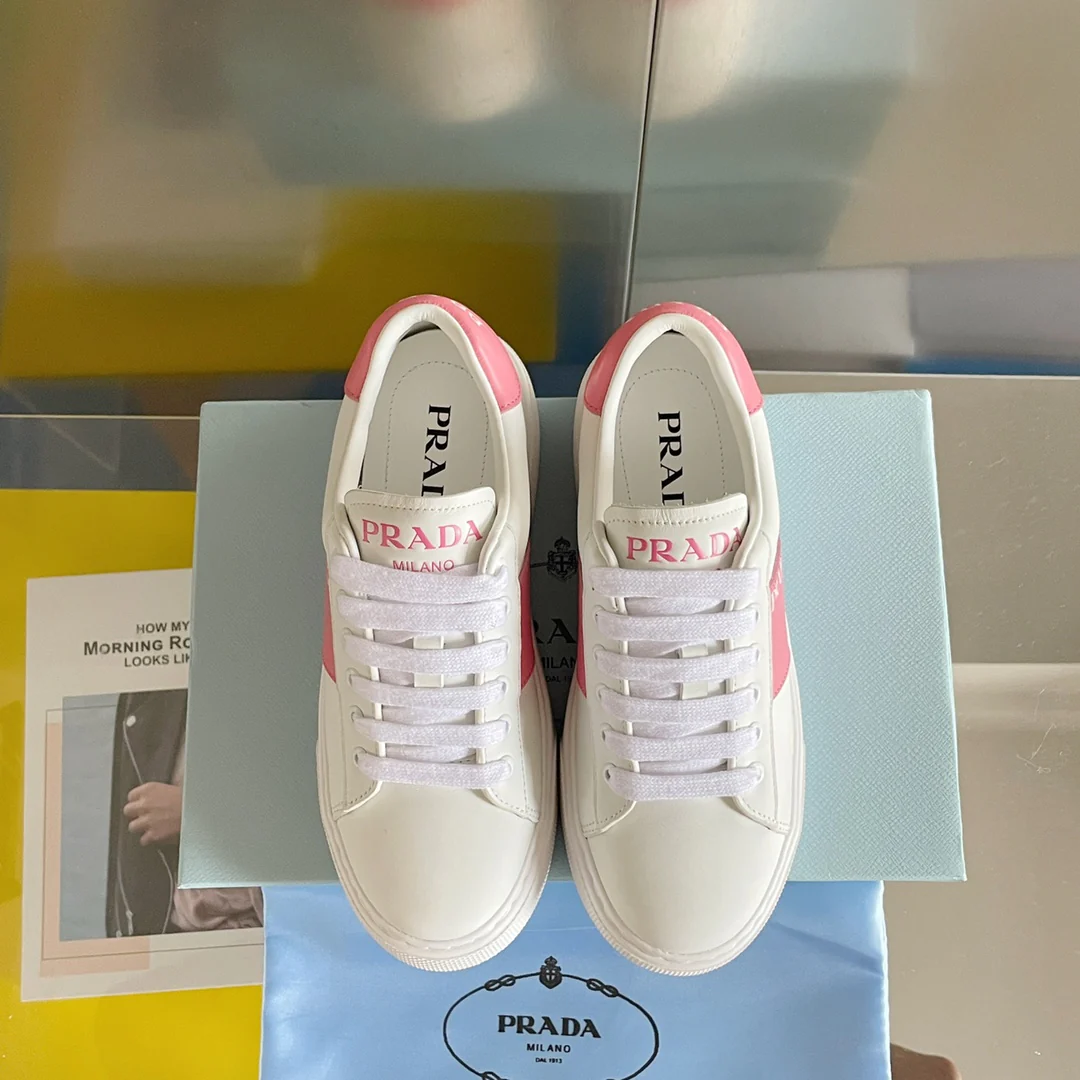 Prada, коллекция ?Ранняя весна 2022? — повседневные туфли на платформе — 13