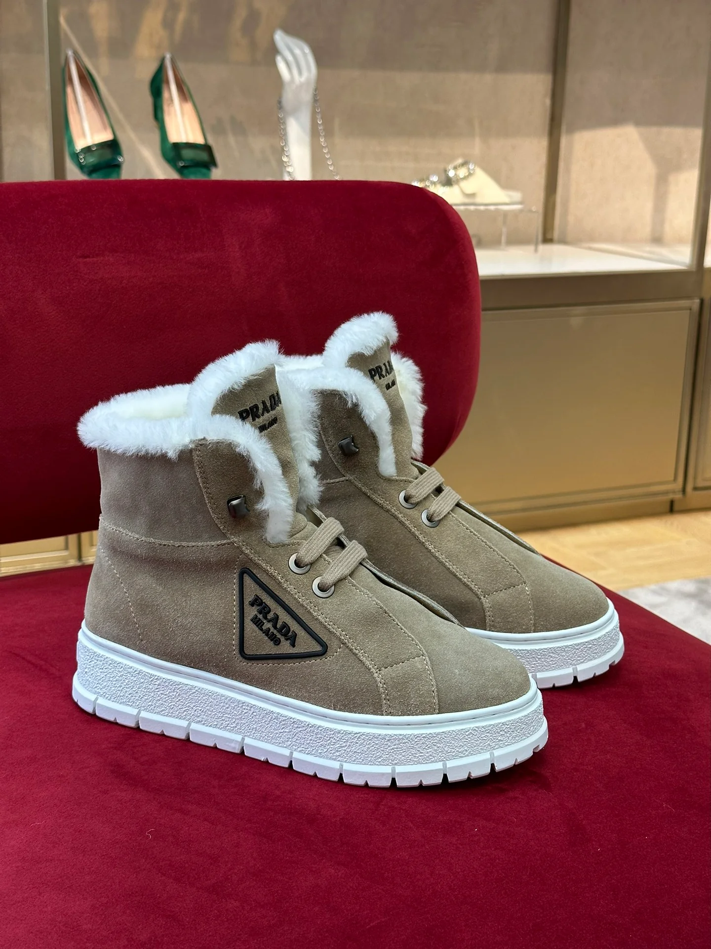 Prada - Новинка сезона осень/зима 2022 - Замшевые шерстяные кроссовки