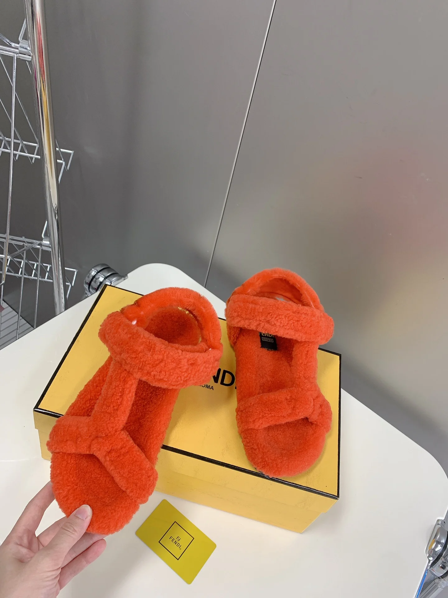 Новинка сезона осень/зима 2022 от Fendi — коллаборация с Кардашьян — пушистые сандалии