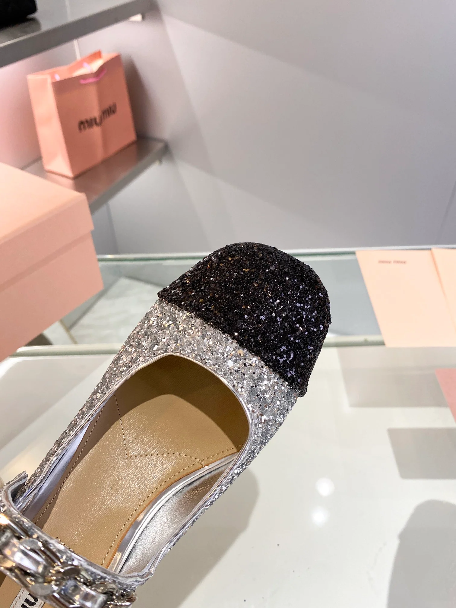 Новинка осенне-зимней коллекции Miu Miu 2023 — балетки со стразами — на низком каблуке — серебристые.