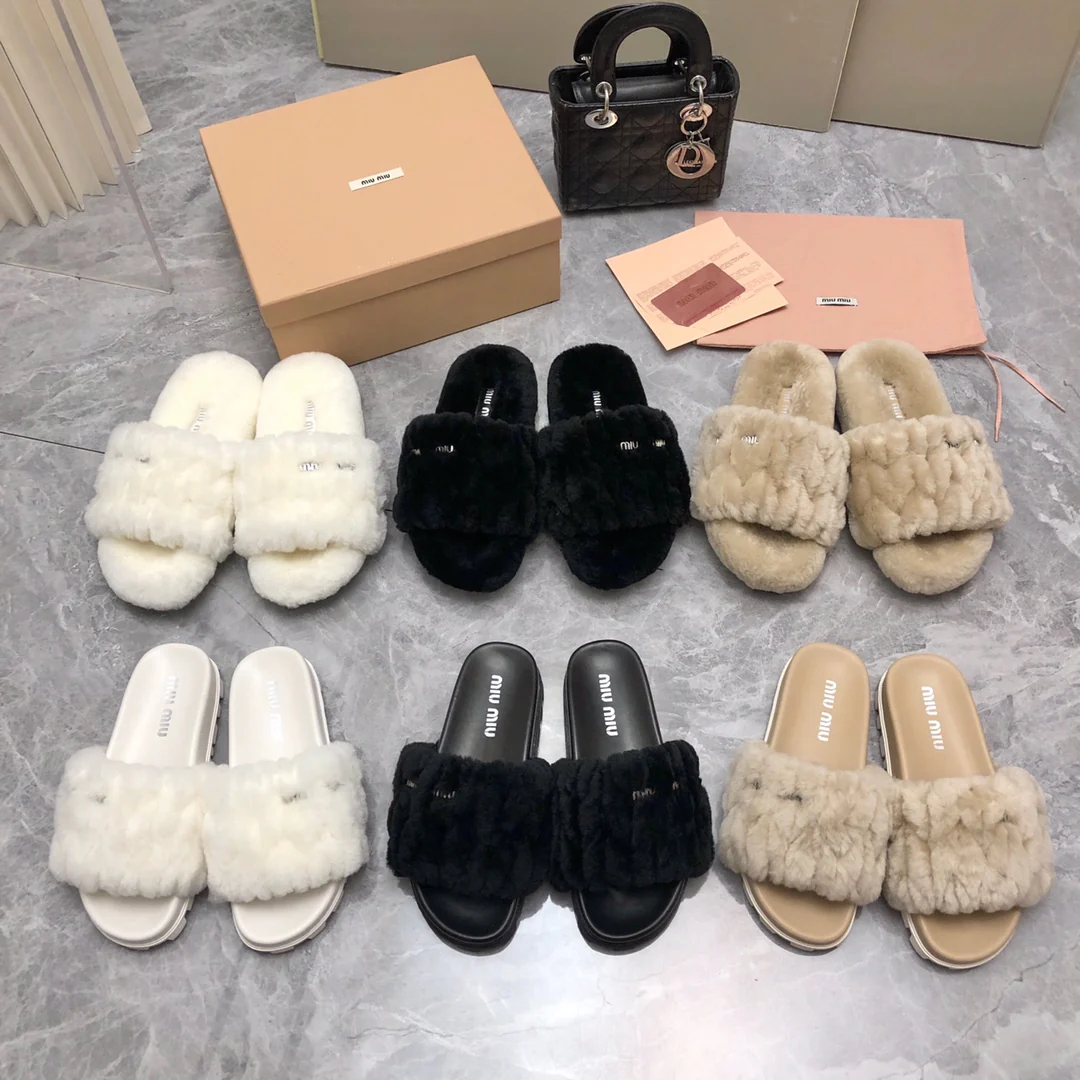 Новинка осенне-зимней коллекции Miu Miu 2023 — Пушистые и мягкие шерстяные тапочки — Черные