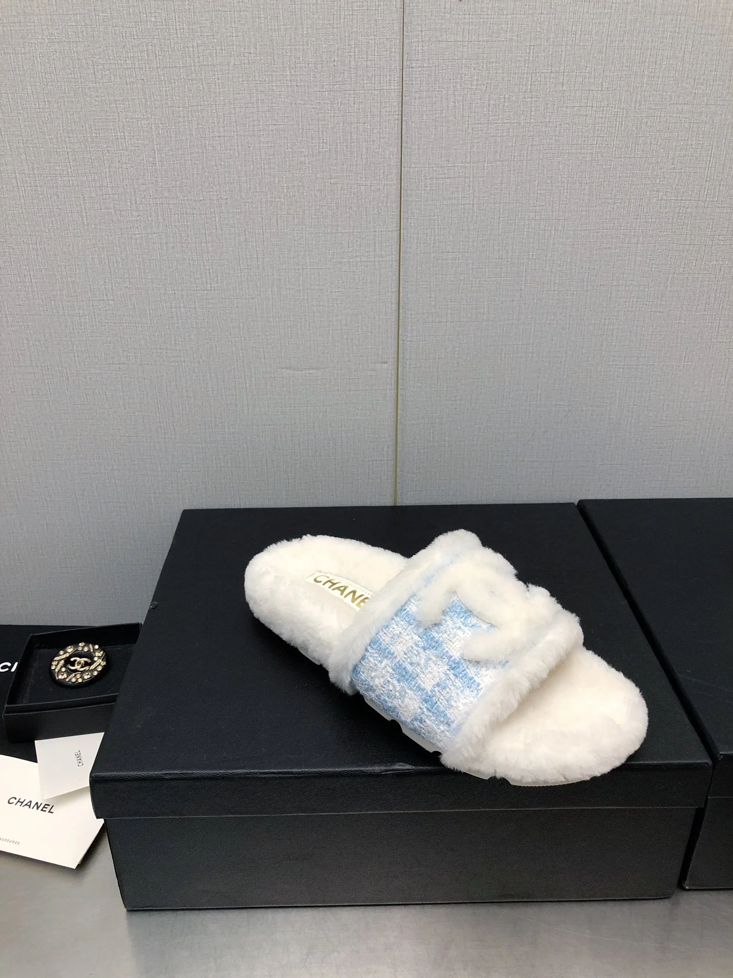 Новинка сезона осень/зима 2023 от Chanel - шерстяные клетчатые тапочки - синие.